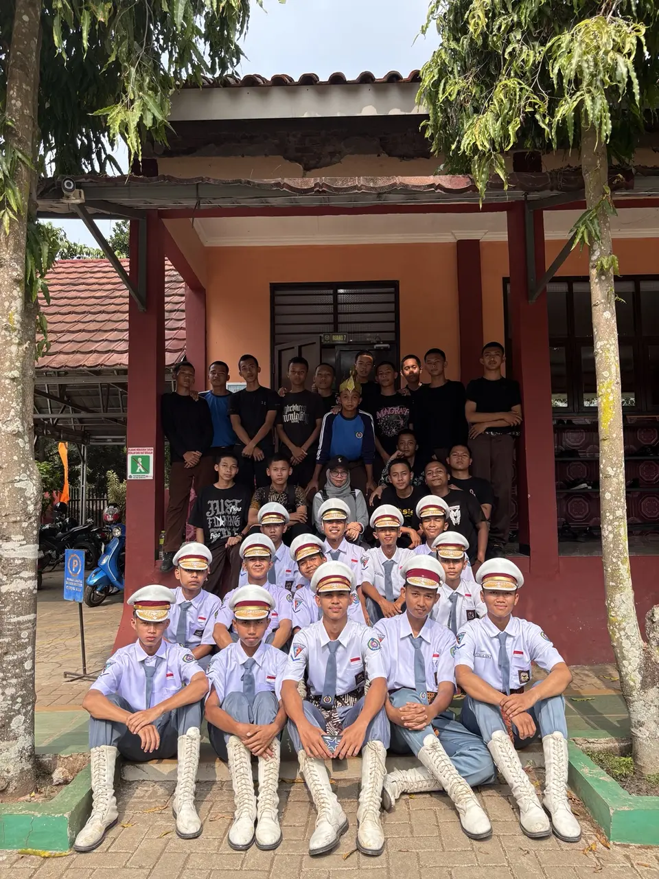 Kebersamaan siswa 10 TKR 1 SMK Al-Mufti
