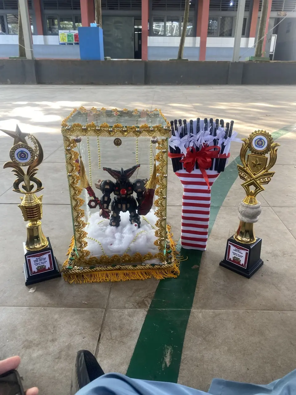 Karya dan piala yang menjadi bagian dokumentasi prestasi kelas
